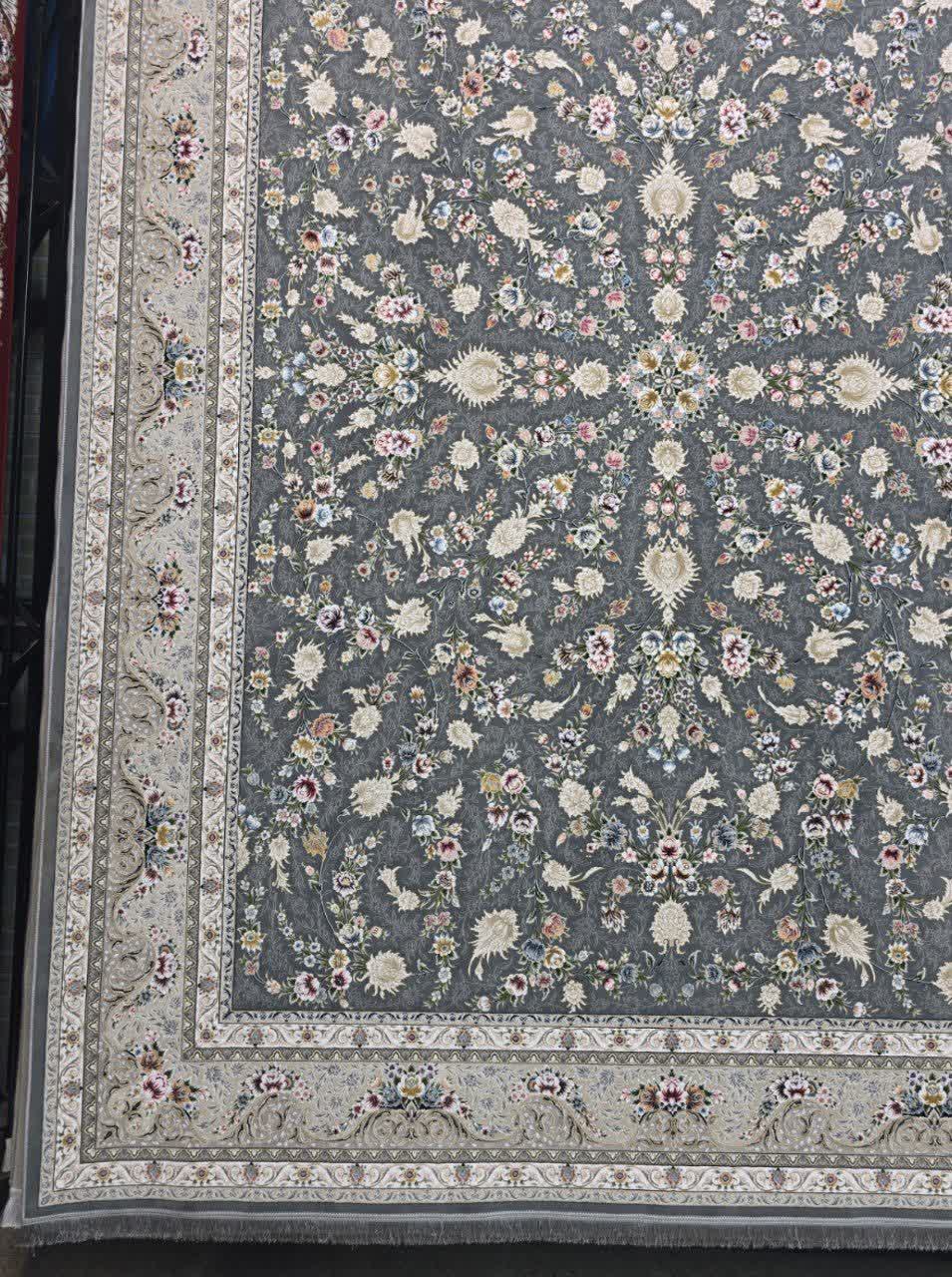 فرش ماشینی 1200 شانه کاشان طرح باغ مینو دودی گل برجسته
