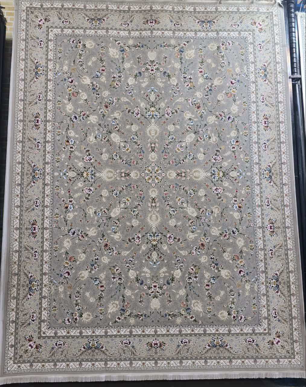فرش ماشینی 1200 شانه کاشان طرح باغ مینو نقره ای گل برجسته