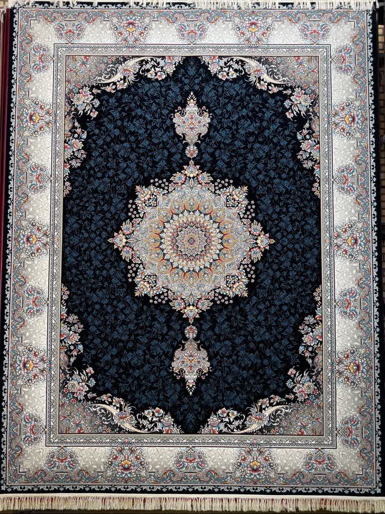 فرش ماشینی 700 شانه کاشان طرح سارینا سرمه‌ای تراکم 2550 ده رنگ