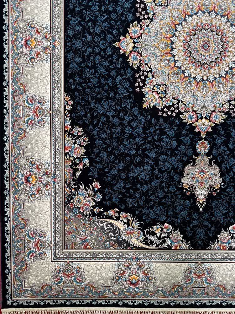 فرش ماشینی 700 شانه کاشان طرح سارینا سرمه‌ای تراکم 2550 ده رنگ