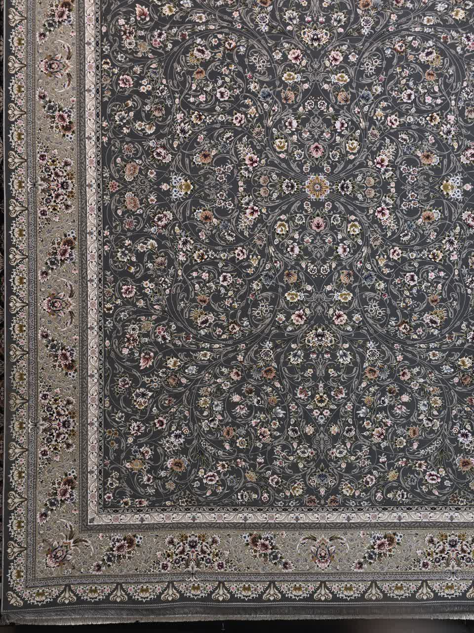 فرش ماشینی ۱۲۰۰ شانه کاشان طرح سروناز دودی گل برجسته