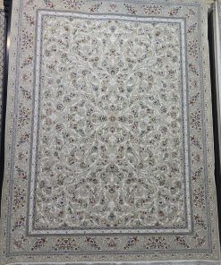 فرش ماشینی 1200 شانه کاشان طرح سروناز نقره ای گل برجسته تراکم 3600