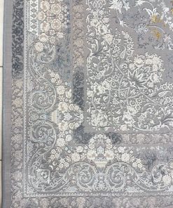 فرش ماشینی 1200 شانه کاشان طرح مارال آبی گل برجسته تراکم 3600 زمینه طوسی