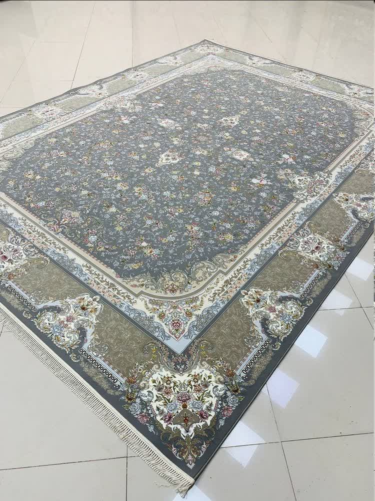 فرش ماشینی ۱۵۰۰ شانه کاشان طرح مهراسا طوسی گل برجسته