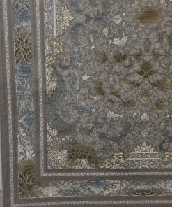 فرش ماشینی 700 شانه کاشان طرح مهرگان نقره ایی گل برجسته تراکم 3000