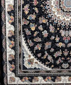 فرش ماشینی 700 شانه کاشان طرح گلستان زمینه سرمه‌ای تراکم 2550