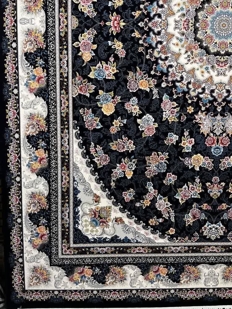 فرش ماشینی 700 شانه کاشان طرح گلستان زمینه سرمه‌ای تراکم 2550