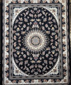فرش ماشینی 700 شانه کاشان طرح گلستان زمینه سرمه‌ای تراکم 2550